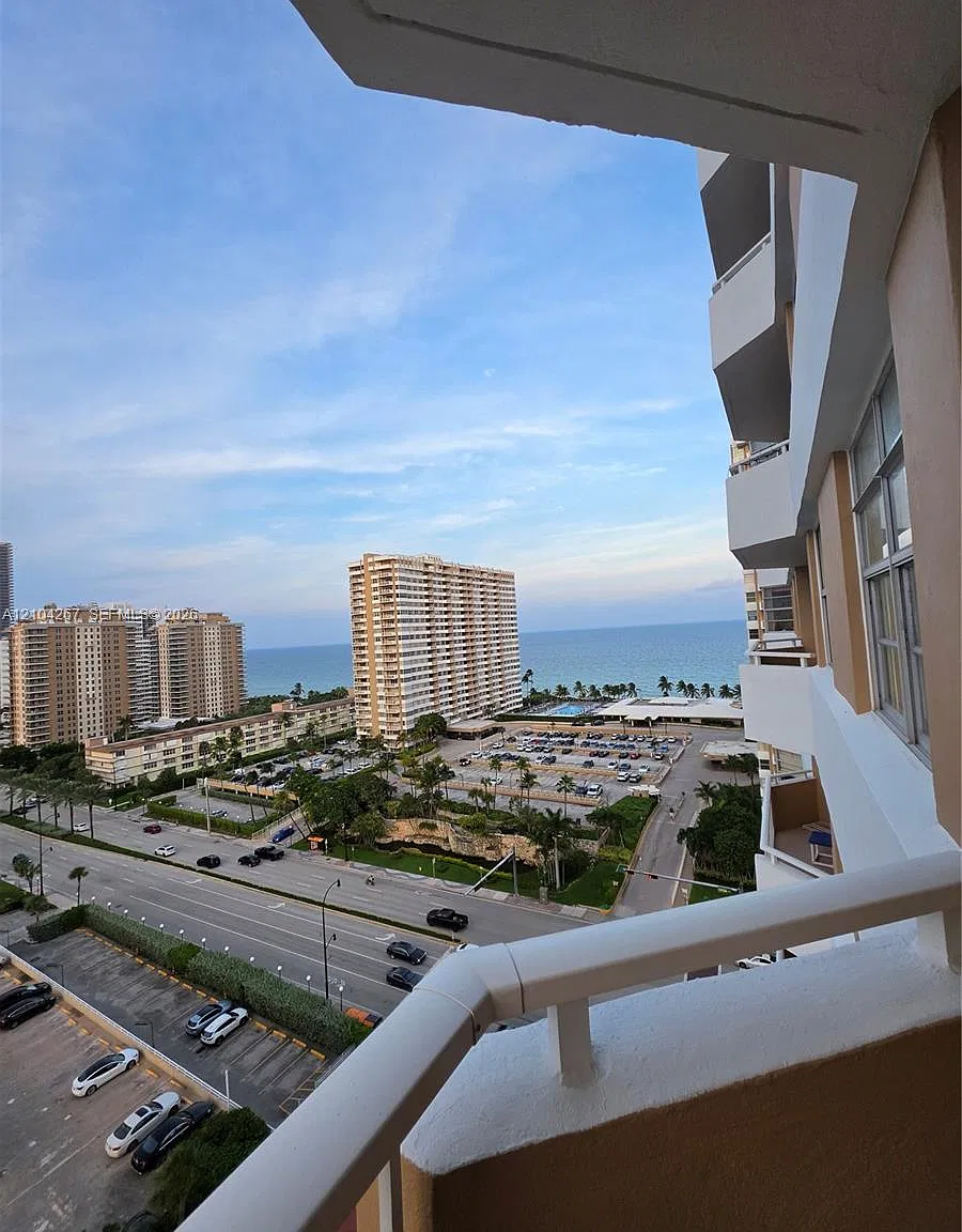 Hemispheres Condo — Photo 3