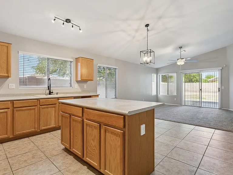 1556 N Rockwell Ct — Photo 6
