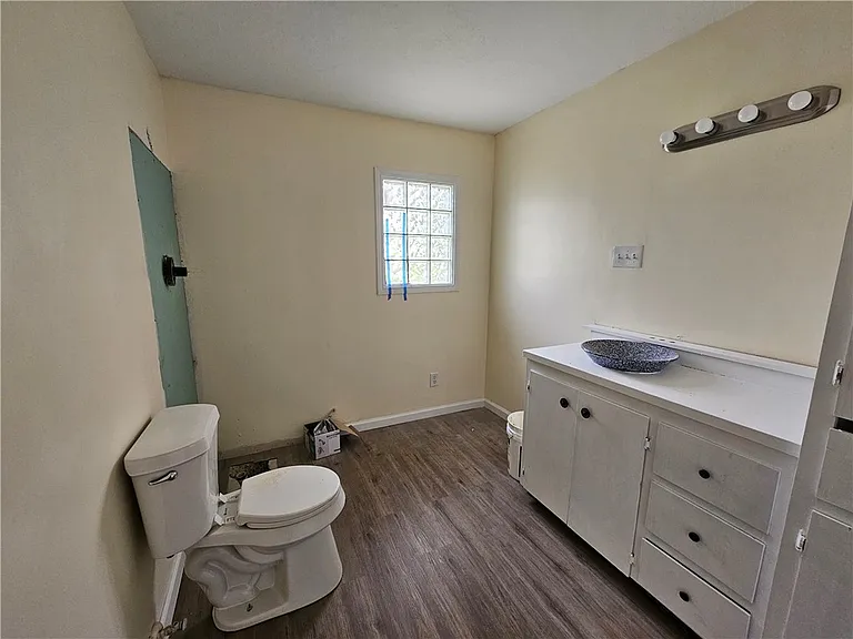 949 Stone St — Photo 11