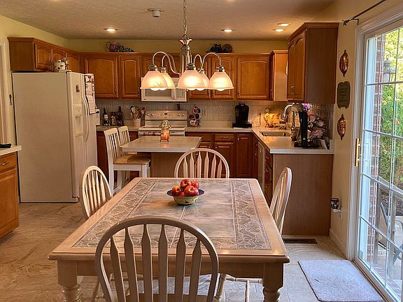 Breakfast room and kitchen 