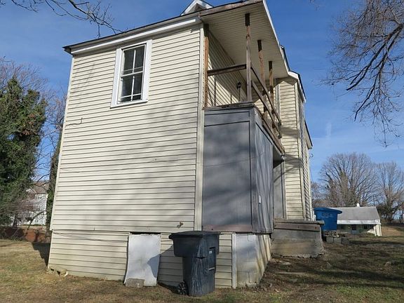 3rd image of 828 Centre Ave NW