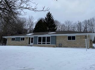 2078 Wildwood Dr, Cedarburg, WI 53012