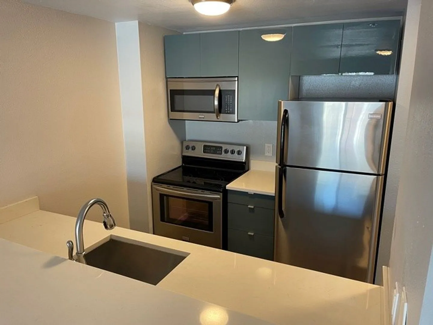 Live in the heart of Capitol Hill in this Completely remodeled studio with high end finishes! — Photo 4