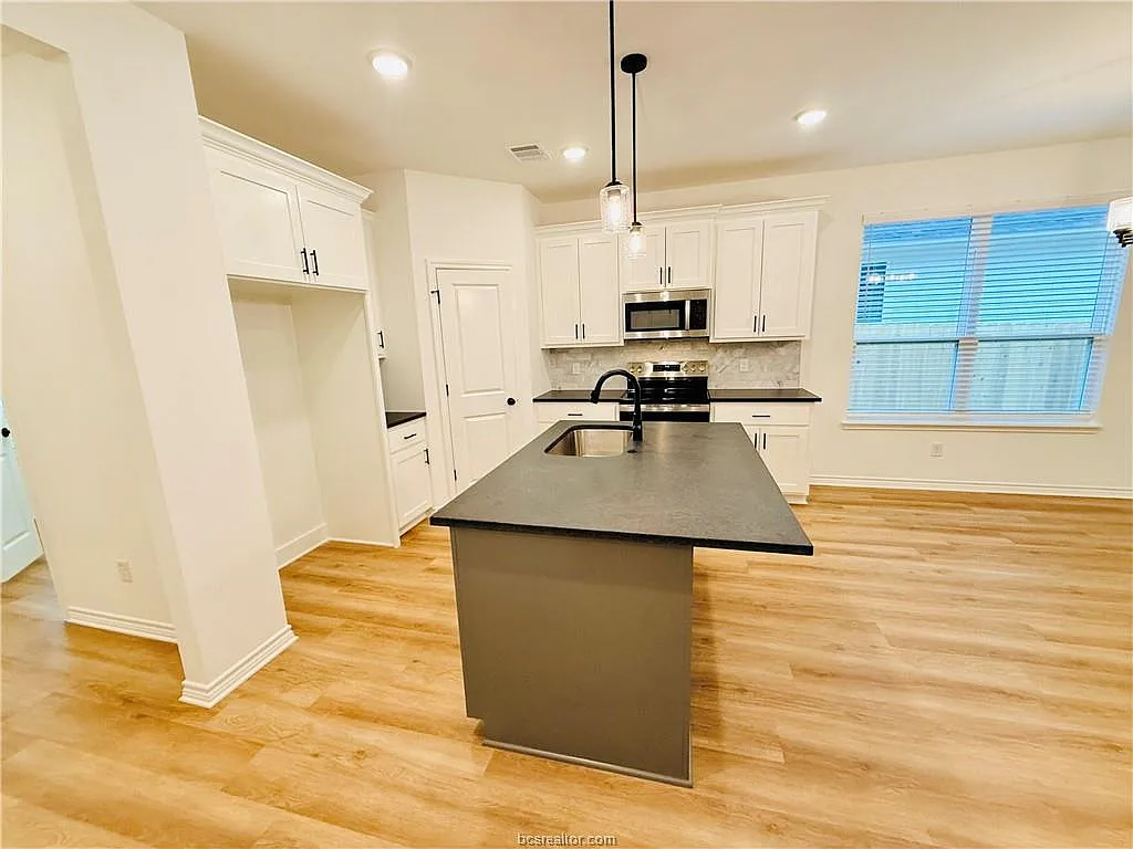 3 bed, 1598 sqft, $1,800 — Photo 4