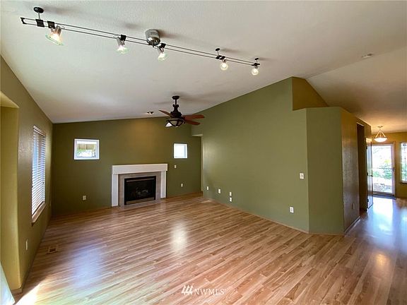 4th image of 10425 Brighton St SE