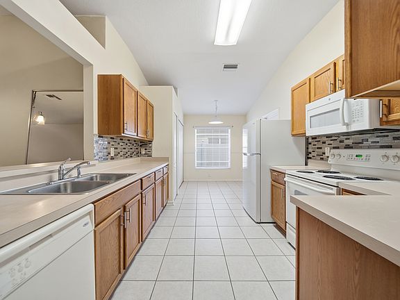 3rd image of 30525 Lanesborough Cir