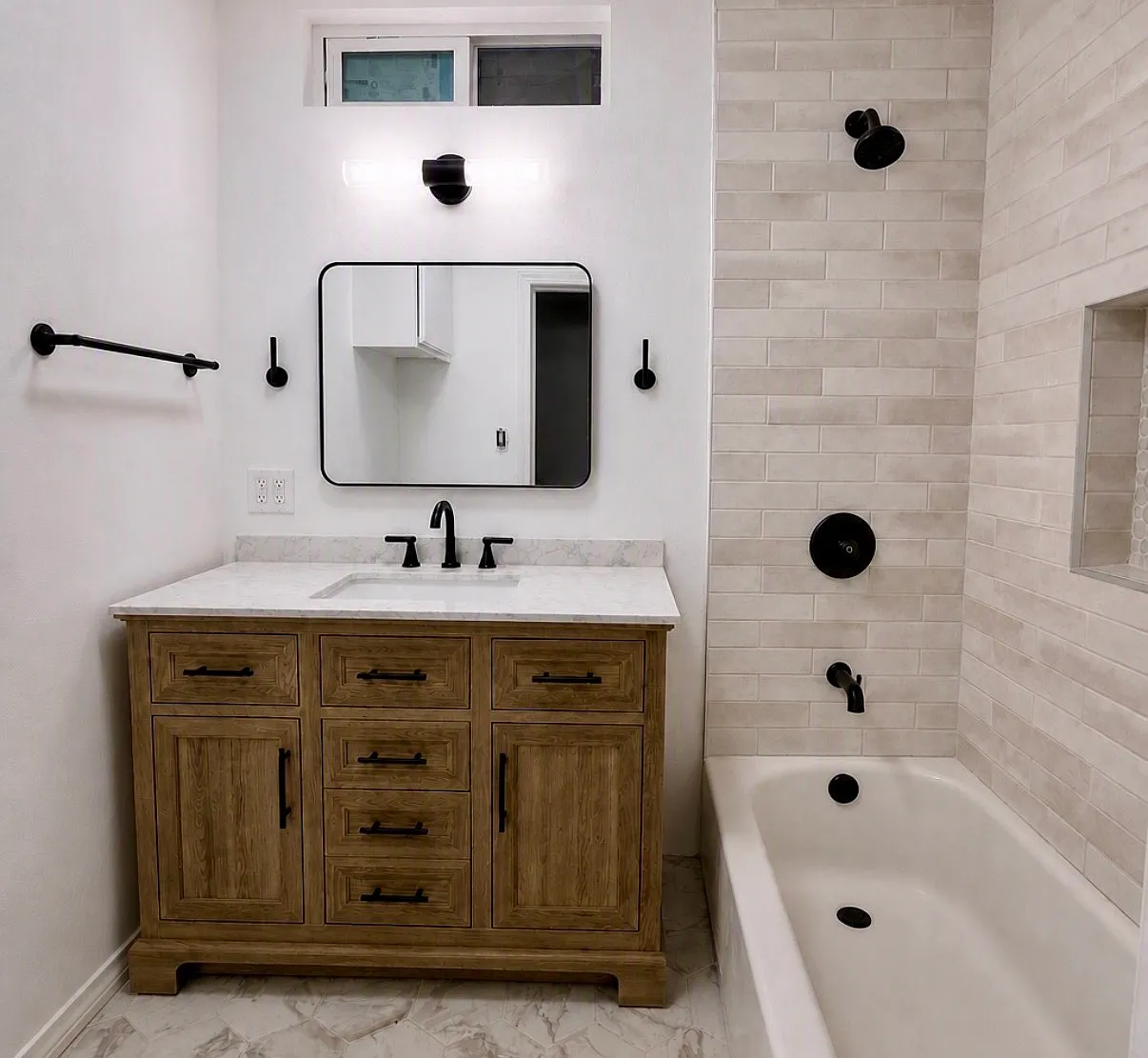3 bed, 1050 sqft, $3,525 — Photo 4