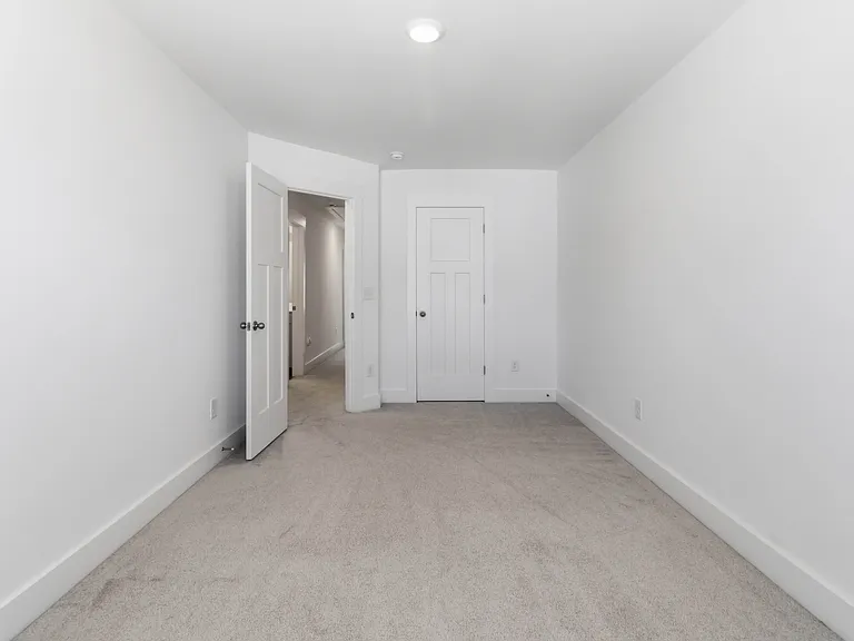 105 Cobden Ct — Photo 36