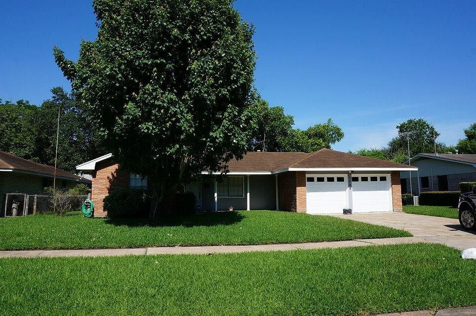 Welcome home! The best curb appeal on Jessie Lane!