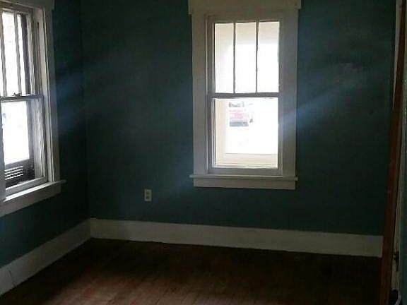 5th image of 125 Sharon Ave