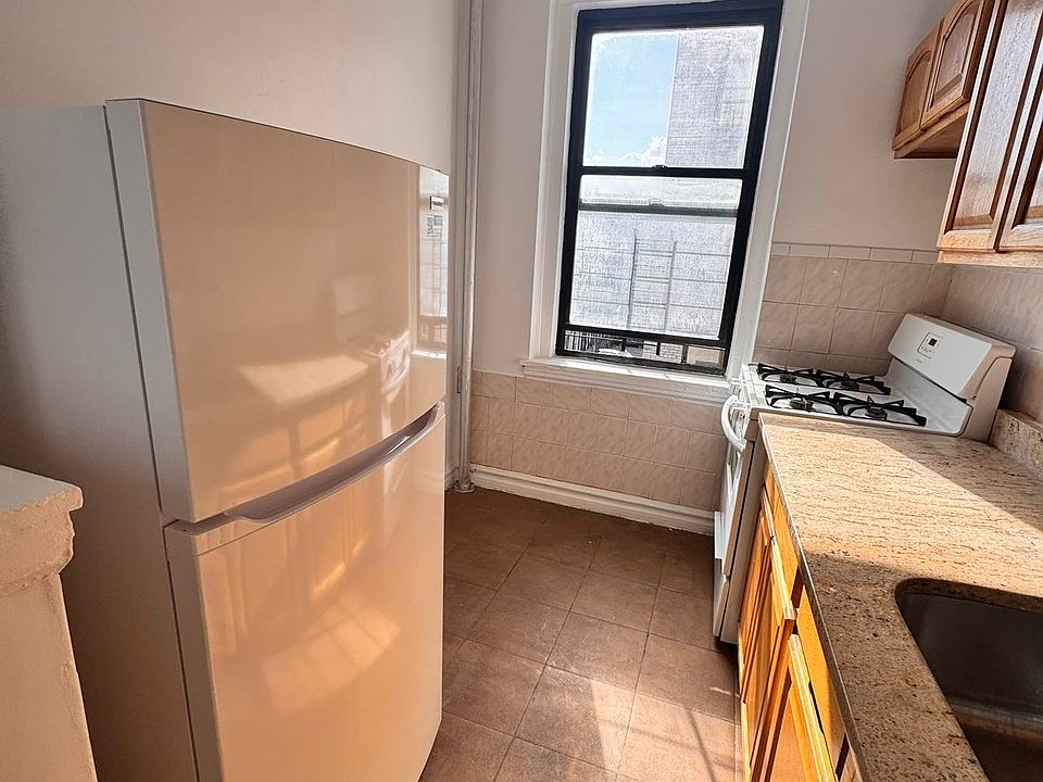 2nd image of 1520 Sheridan Ave APT 1A