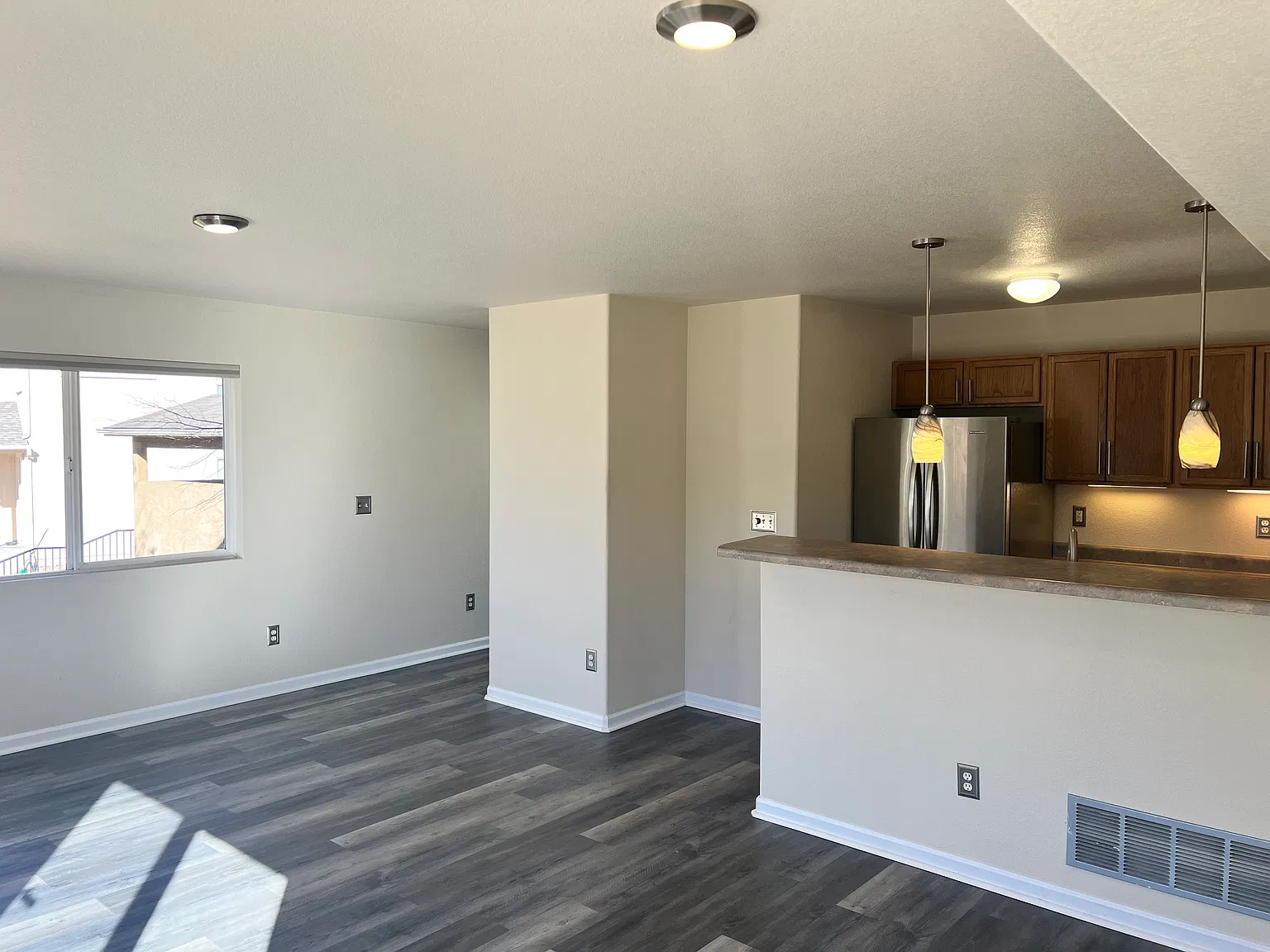 2 bed, 2.5 bath, 1600 sqft, $2,000 — Photo 2
