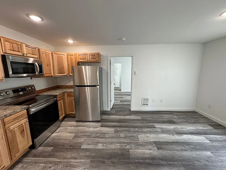 583 1/2 N Main St — Photo 3