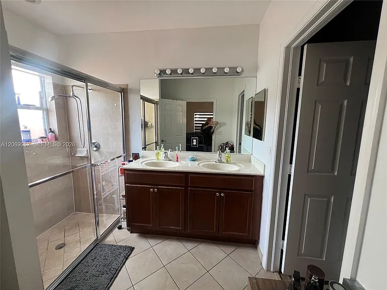 2410 NE 4th St — Photo 11