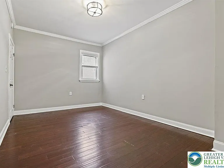 510 5th Ave — Photo 16