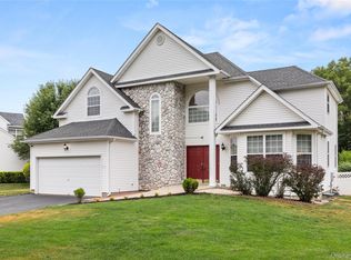 27 Laurel Ln, Holtsville, NY 11742