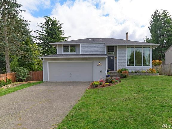 Great curb appeal, nice front yard on a cul de sac, and room on the side for a small RV trailer or boat.