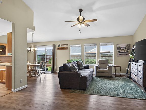 3rd image of 2561 Golfview Ave