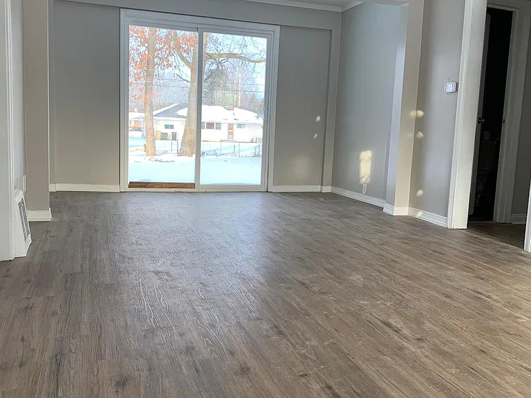 919 Garden Ln — Photo 3