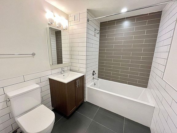 3rd image of 490 Myrtle Ave APT 4D