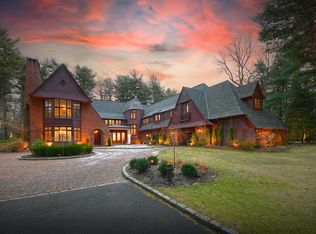 35 Chestnut Hill Dr, Oyster Bay, NY