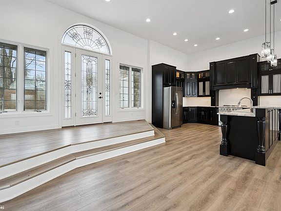 3rd image of 109 Cedar Rd