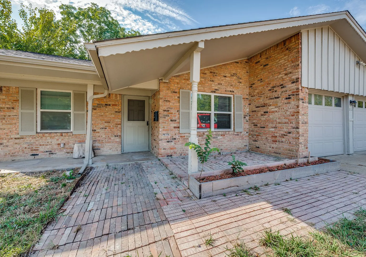 Spacious & Move-In Ready: Charming 4-Bedroom Home in Grand Prairie! — Photo 2