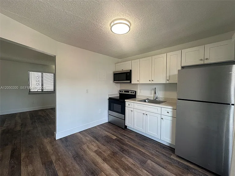 529 SW 4th St #301 — Photo 11