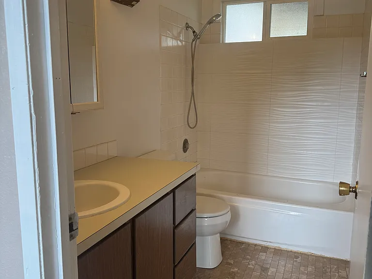 380 NW Thomas St #B — Photo 8