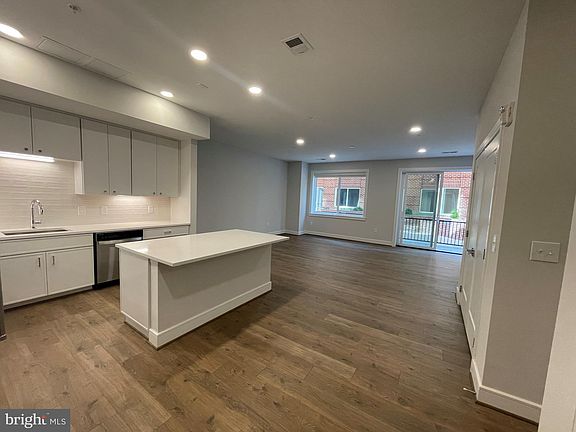 3rd image of 635 Slaters Ln #G5