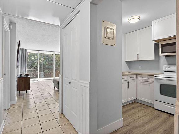 3rd image of 107 Royal Park Dr APT 1E