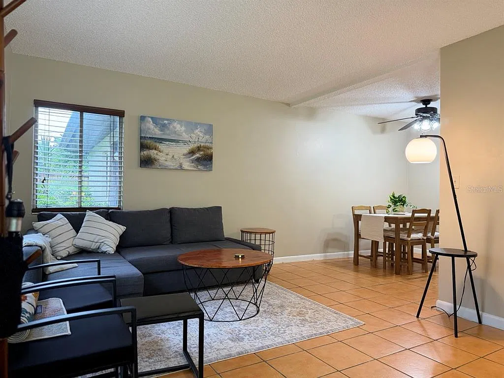 2 bed, 1.5 bath, 853 sqft, $2,000 — Photo 3