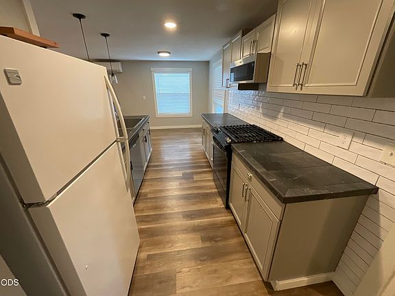 2nd image of 264 SE D St