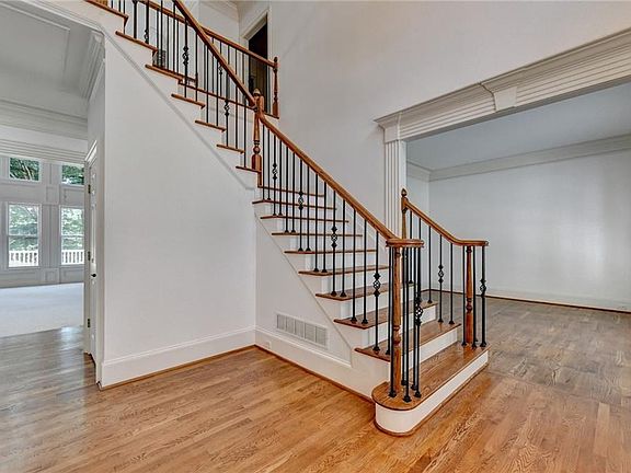 3rd image of 6940 Laurel Oak Dr