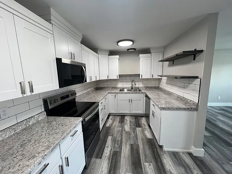 826 E Laramie St #D — Photo 2