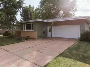 1121 12th Ave W, Dickinson, ND 58601