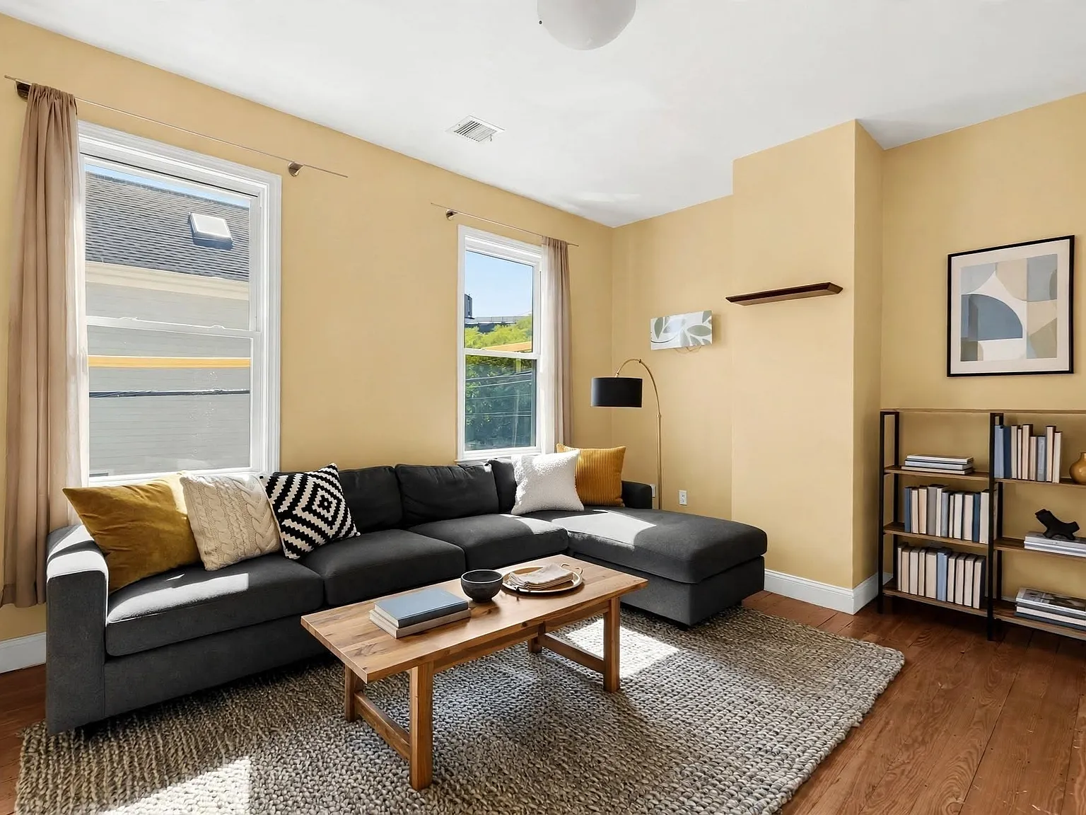 3 bed, 1.0 bath, 1003 sqft, $3,800 — Photo 2