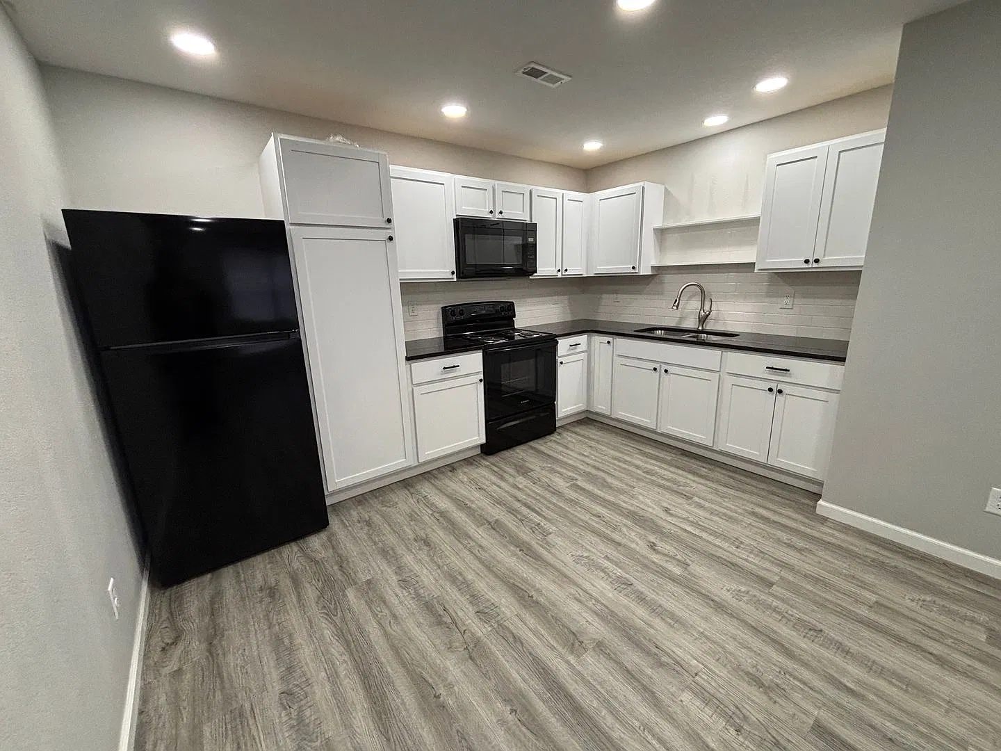 303 Grant Court — Photo 2