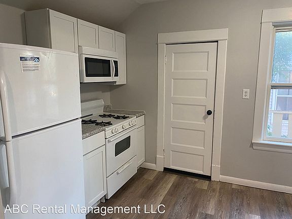 5th image of 630 1/2 Chicago Ave