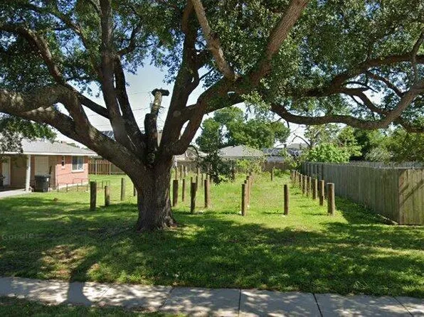 8713 Livingston Ave, Chalmette, LA 70043