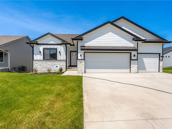 960 Wolf Creek Dr, Polk City, IA 50226