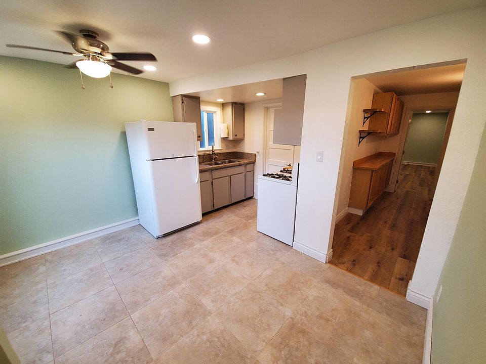 Entry into the apartment.