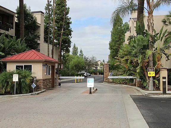3rd image of 5510 Owensmouth Ave APT 206