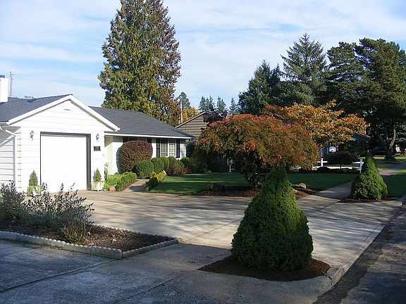 Front exterior drive way during Fall