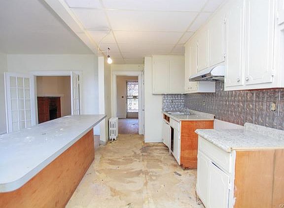 3rd image of 2205 Rosewood Ave