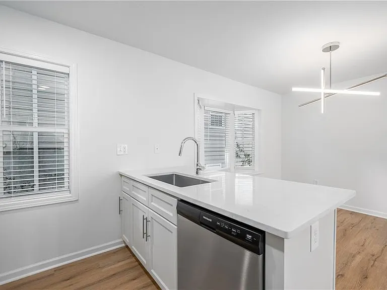 704 Durant Pl NE #B — Photo 8