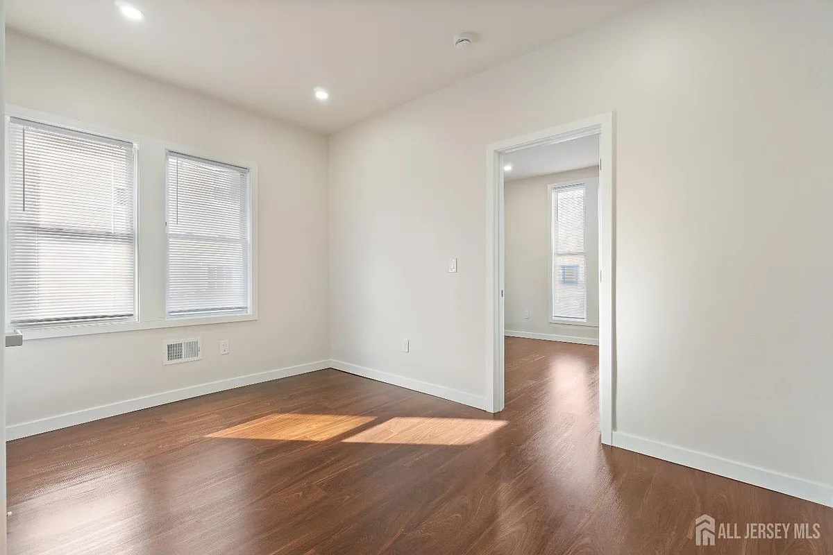 Building Photo - 826 George St #1STFL