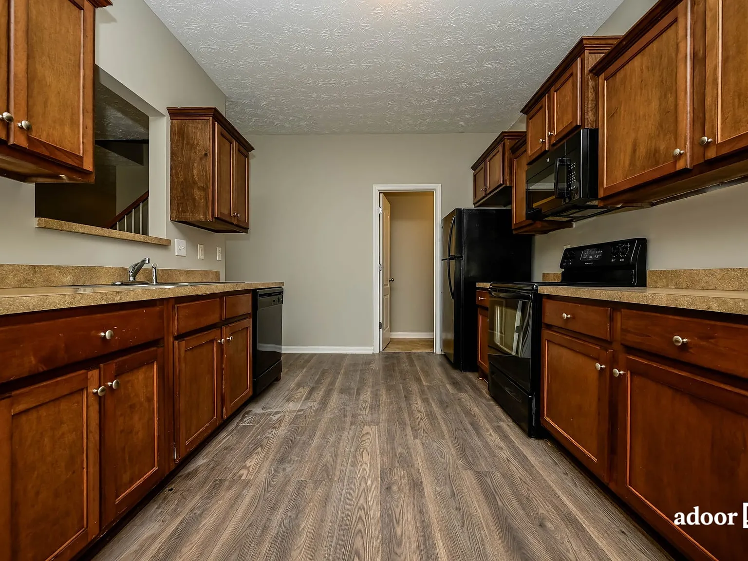3 bed, 2.5 bath, 1640 sqft, $1,845 — Photo 2