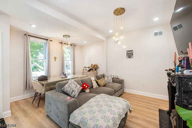 2 bed, 2.0 bath, $2,850 — Photo 3