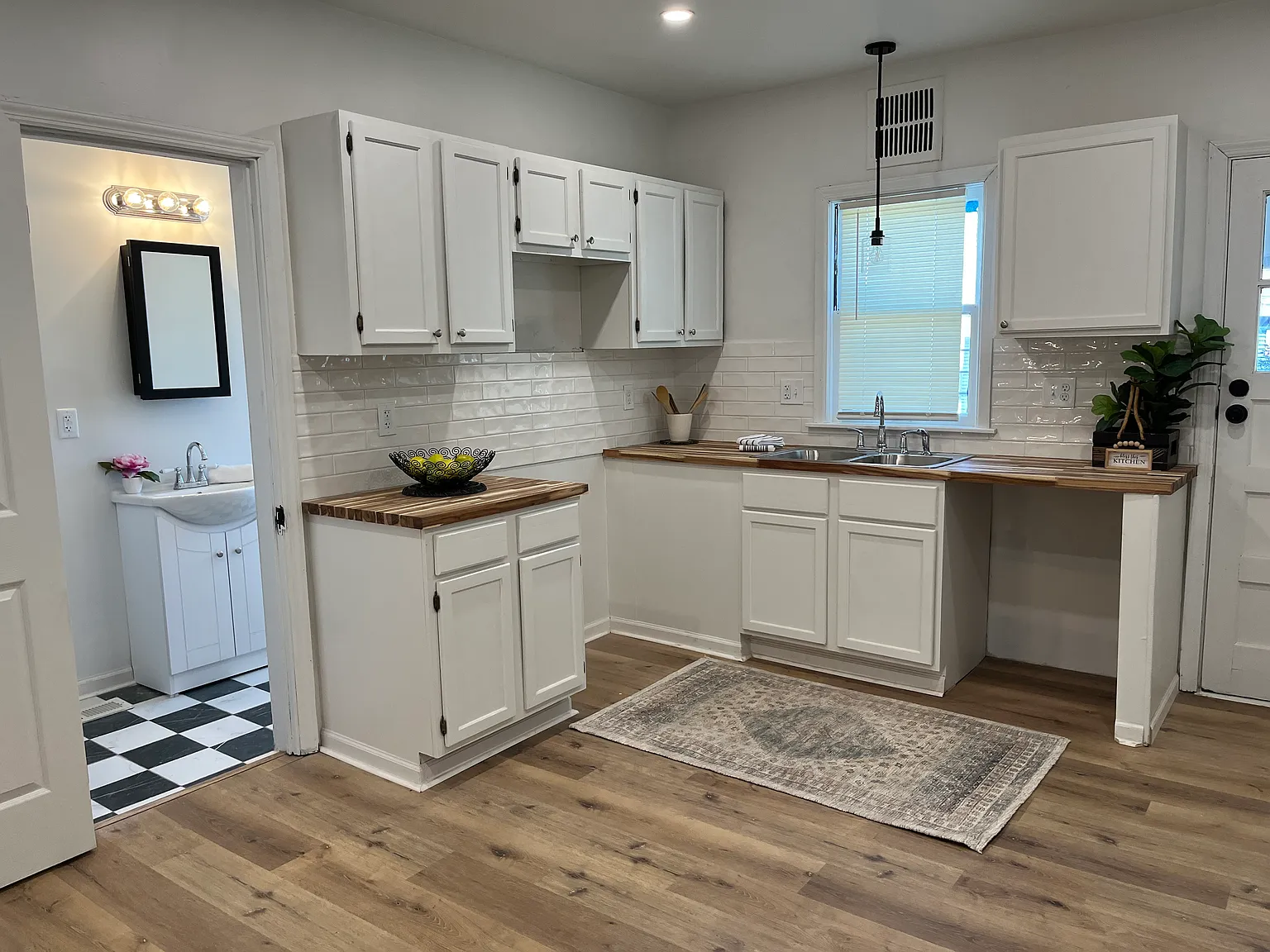 2 bed, 940 sqft, $1,650 — Photo 2